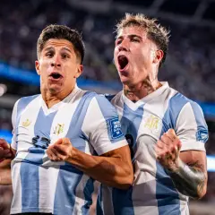 Dwóch piłkarzy Argentyny świętuje zwycięstwo nad Brazylią.