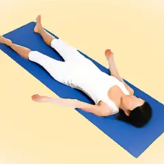 Donna in posizione supina su tappetino blu, braccia e gambe leggermente divaricate. Esercizio di rilassamento.