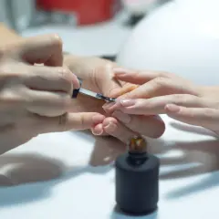 Aplikacja primera bezkwasowego na paznokieć. Jak używać, by uzyskać trwały manicure.