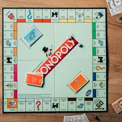 Plansza do gry Monopoly, pionki, domki i pieniądze. Kto pierwszy zdobędzie dublet w Monopoly?