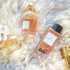 Popularne perfumy w USA: Daisy, Aqua Allegoria, L'Impératrice D&G i Dolce&Gabbana The One na puszystym tle.