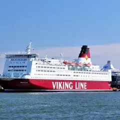 Prom Mariella Viking Line gotowy do rejsu do Finlandii. Statek cumuje przy nabrzeżu w słoneczny dzień.