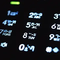 Klawiatura telefonu z cyframi i znakami w języku tajskim. 791 jaka to sieć?