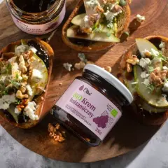 Krem balsamiczny Olini na grzankach z gruszką, serem i orzechami. Idealny dodatek do wykwintnych przekąsek.