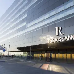 Nowoczesny hotel Renaissance z przeszkloną fasadą i logo.