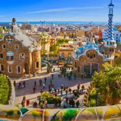 El Park Güell de Barcelona, un lugar mágico que parece sacado de un cuento. Imagina llegar en tren desde Pamplona y encontrarte con esta maravilla.
