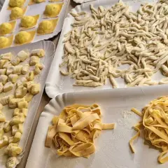 Assortiment de pâtes fraîches faites maison : raviolis, gnocchis, trofie et tagliatelles. Une recette pâte fraîche chef italien à découvrir.