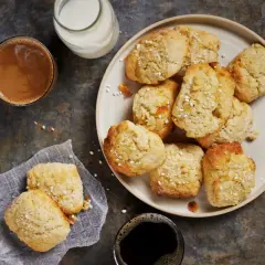 En tallrik med mandelkubbar, perfekt för fikat. Recept på mandelkubb finns här. Kaffe och mjölk till.