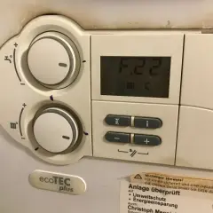 Vaillant piec gazowy dwufunkcyjny ecotec plus nie grzeje wody. Na wyświetlaczu kod F.22.
