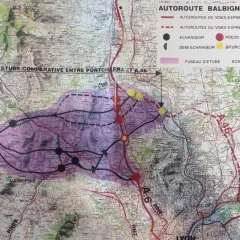Carte d'étude comparative d'autoroutes entre Pontcharra et Lyon, avec fuseau d'étude et échangeurs. Échelle 1/100 000.