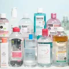 Eine Auswahl an Mizellenwasser-Produkten, die zeigen, was Mizellenwasser ist: ein sanfter Make-up-Entferner.