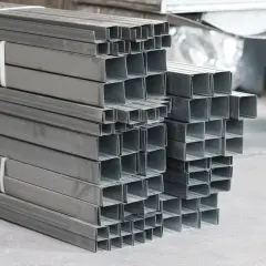 Stosy profili aluminiowych, różne rodzaje profili aluminiowych gotowe do użycia w budownictwie.