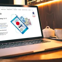 Na ekranie laptopa widoczna jest strona PKO BP z ofertą "PKO Konto Pierwsze" dla młodzieży. Dowiedz się, jak aktywować kartę w PKO, by korzystać z bankowości mobilnej.
