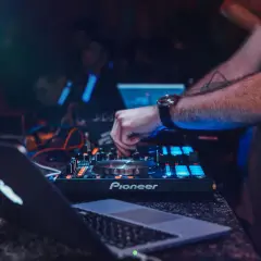 DJ w Polsce: Zarobki od 200 do 35 000 zł. Czy to się opłaca?