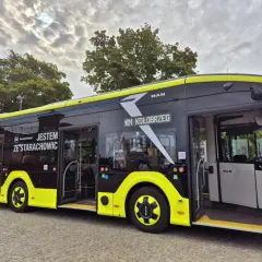 Nowy autobus MAN z napisem "KM KOŁOBRZEG" i "JESTEM ZE STARACHOWIC". Sprawdź sarbinowo kołobrzeg rozkład jazdy.