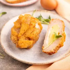 Pyszny filet po parysku, chrupiący z zewnątrz, z kremowym wnętrzem. Idealny na obiad.