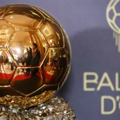 Złota Piłka, symbol triumfu w futbolu, lśni na tle logo gali. Czekamy na informację, o której gala Złotej Piłki.