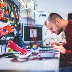 Elektryk: Dobry Zawód? Zarobki, Przyszłość i Jak Zacząć