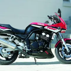 Yamaha Fazer w czerwono-czarnej kolorystyce, gotowy do jazdy.