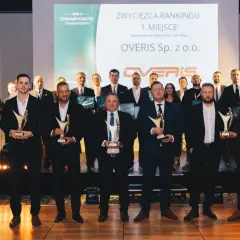 OVERIS Sp. z o.o. zdobywa 1. miejsce w rankingu najlepszych firm spedycyjnych w Polsce. Zespół świętuje sukces na gali.