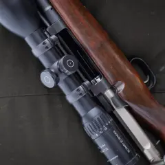 En jaktbössa med kikarsikte. Frågan om hur många vapen man får ha är komplex.