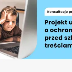 Dwoje dzieci patrzy na ekran laptopa, obok słuchawki.