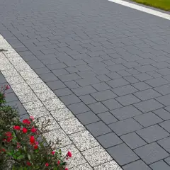 Jak usunąć biały nalot na kostce brukowej i przywrócić jej blask