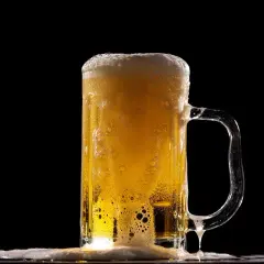 Piana z piwa Lech Pils spływa po szklance, tworząc orzeźwiający widok.