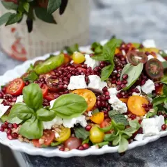 En härlig sallad med granatäpple, tomater, gurka, fetaost och basilika. Perfekt för en somrig och godaste melonsalladen.