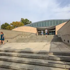 Ludzie wchodzą po schodach do muzeum sztuki japońskiej.