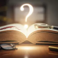 Un livre ouvert avec des taches rouges, une loupe, des lunettes et une douille de balle. Un point d'interrogation lumineux flotte au-dessus, évoquant les meilleurs polars.