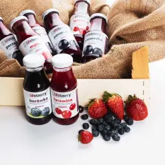 Sok NFC, czyli "Not From Concentrate", to 100% sok bezpośrednio z owoców, jak te z kosza: borówka, żurawina, malina.
