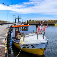 Port w Dźwirzynie z kutrem rybackim i innymi łodziami. Wspaniałe dźwirzyno atrakcje dla miłośników morza i żeglarstwa.