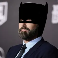 Ben Affleck, som spelar Batman, bär en svart mask och kostym.