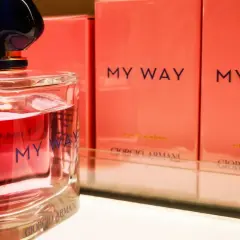 Perfumy Giorgio Armani My Way, wycofane z produkcji, w różowym flakonie i na tle pudełek.
