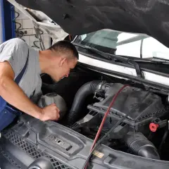 Mechanik bada silnik, szukając przyczyn zwiększonego spalania diesel.