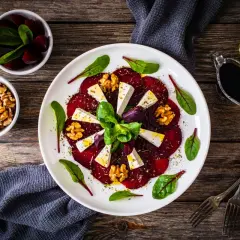 Carpaccio z buraka z serem feta, orzechami i ziołami, polane oliwą i octem balsamicznym. Idealny sos do carpaccio z buraka podkreśla smak dania.