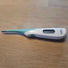 En Braun örontermometer, bäst i test, ligger på en träyta.