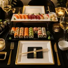 Elegancko nakryty stół z mnóstwem pysznego sushi, świecami i winem. Idealne miejsce, by cieszyć się dobrym jedzeniem, przyjaciółmi i chwilą.