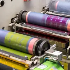 Druk fleksograficzny na folii – jak zwiększyć jakość opakowań?