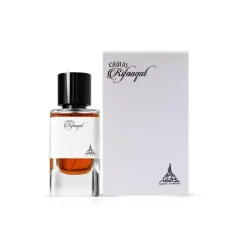 Elegancka butelka perfum Rिफaaqat z czarną nakrętką i pudełkiem z motywem Wieży Eiffla, sugerującym paryski urok.