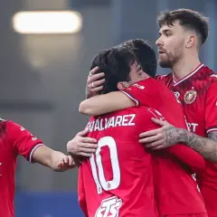 Piłkarze w czerwonych strojach świętują bramkę. Widzew Łódź – Lech Poznań.