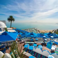 Widok na zatokę z kawiarni w Sidi Bou Said. Idealne miejsce na relaks podczas tunezja wycieczki fakultatywne.