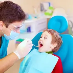 Kiedy pierwsza wizyta u dentysty? Kluczowe informacje dla rodziców