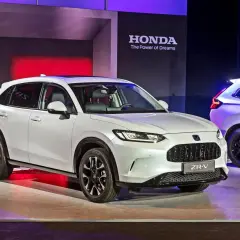 Biały Honda SUV ZR-V prezentowany na scenie z logo Honda. Nowe honda suv modele.