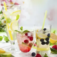 Erfrischende hausgemachte Limonade mit Zitrone, Beeren und Minze. Perfekt zum limonade selber machen an heißen Tagen.