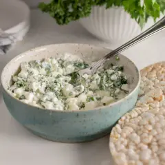 Serek z ziołami i dwa wafle ryżowe – idealne na szybkie śniadanie.