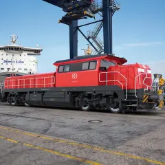 Nowe lokomotywy spalinowe DB gotowe do pracy w porcie. W tle statek Stena Line i dźwig portowy.