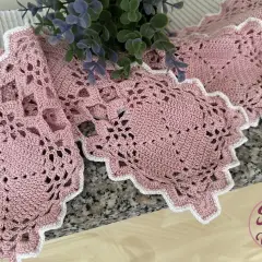 Mattonelle uncinetto bellissime, rosa cipria con bordo bianco, creano un motivo floreale traforato.