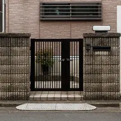 Jaka odległość ogrodzenia od chodnika? Uniknij kosztownych błędów